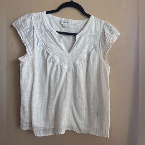 Evereve White Textured Split V-Neck Cap Sleeve Blouse